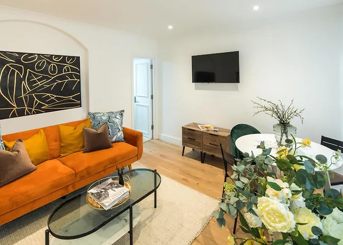 One Bedroom And 2 Bed In South Kensington-Very Lively Area