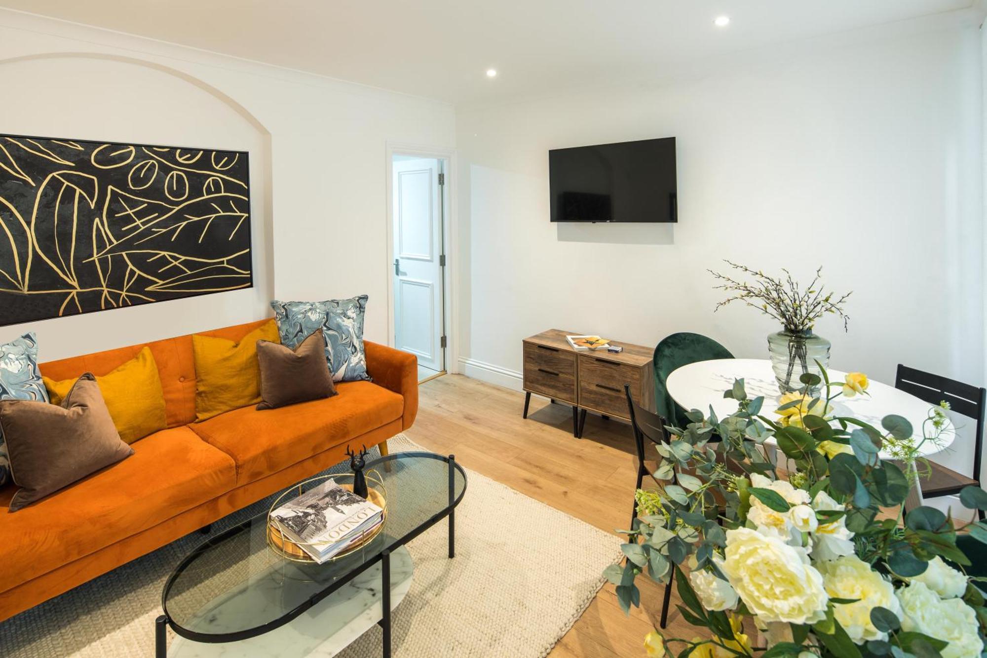 One Bedroom And 2 Bed In South Kensington-very Lively Area Londra
