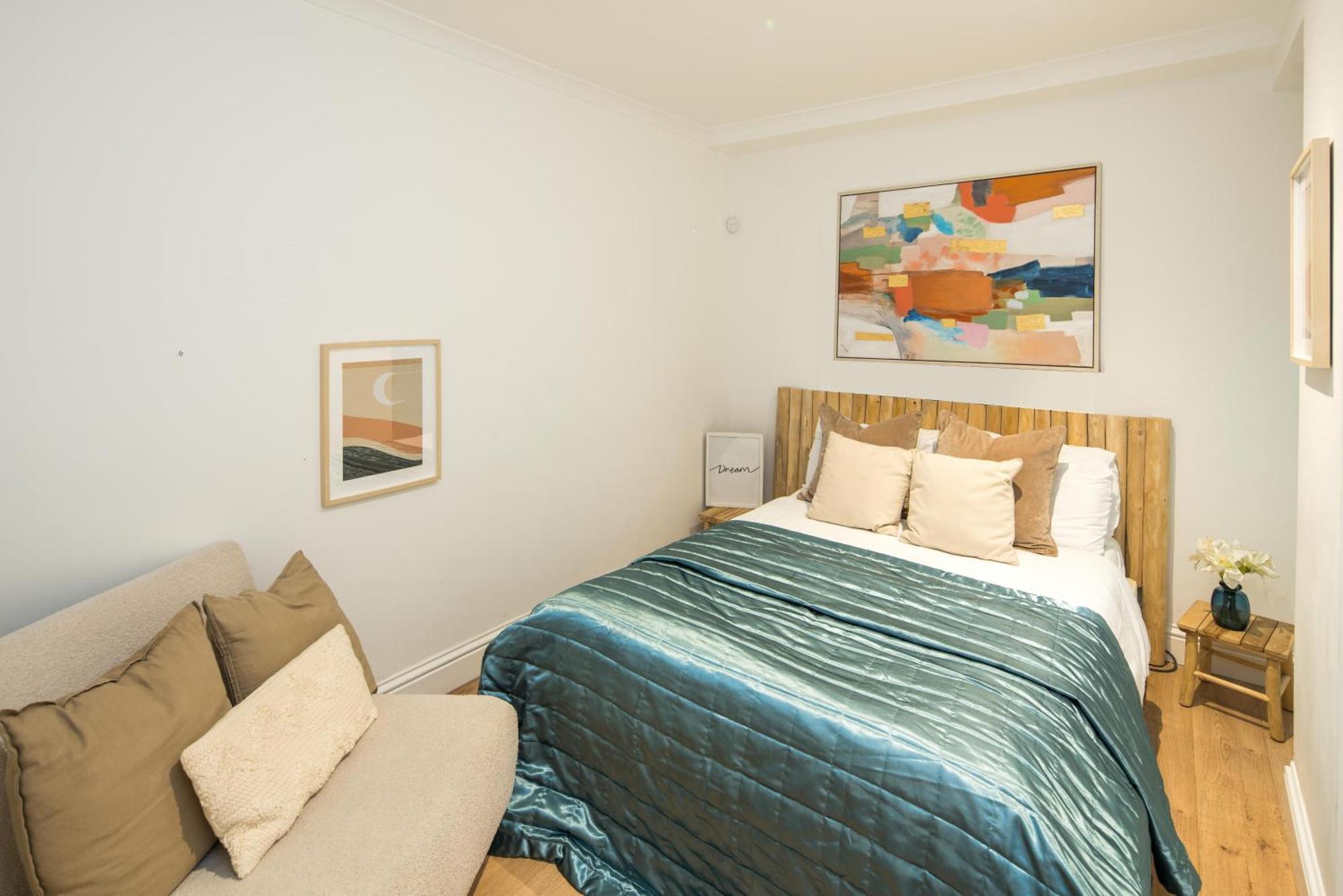 One Bedroom And 2 Bed In South Kensington-very Lively Area Londra