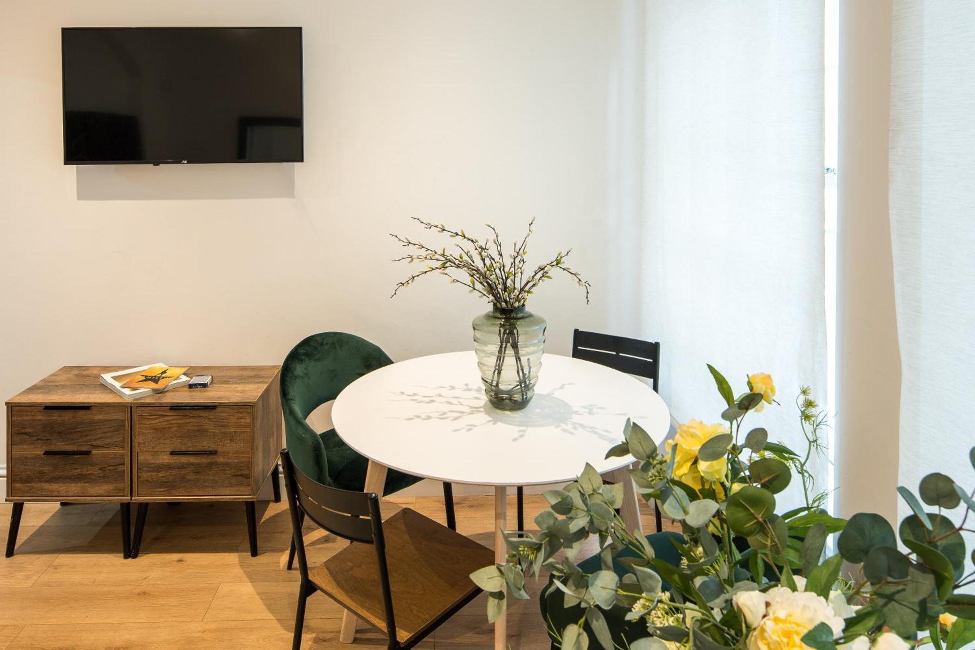 One Bedroom And 2 Bed In South Kensington-very Lively Area Appartamento Londra